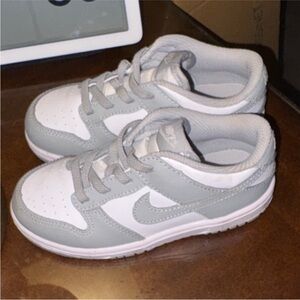 Nike Kids Low-Top Sneakers in White and Light Gray
